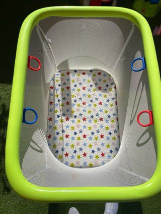 Parque infantil y cuna bebé con colchón