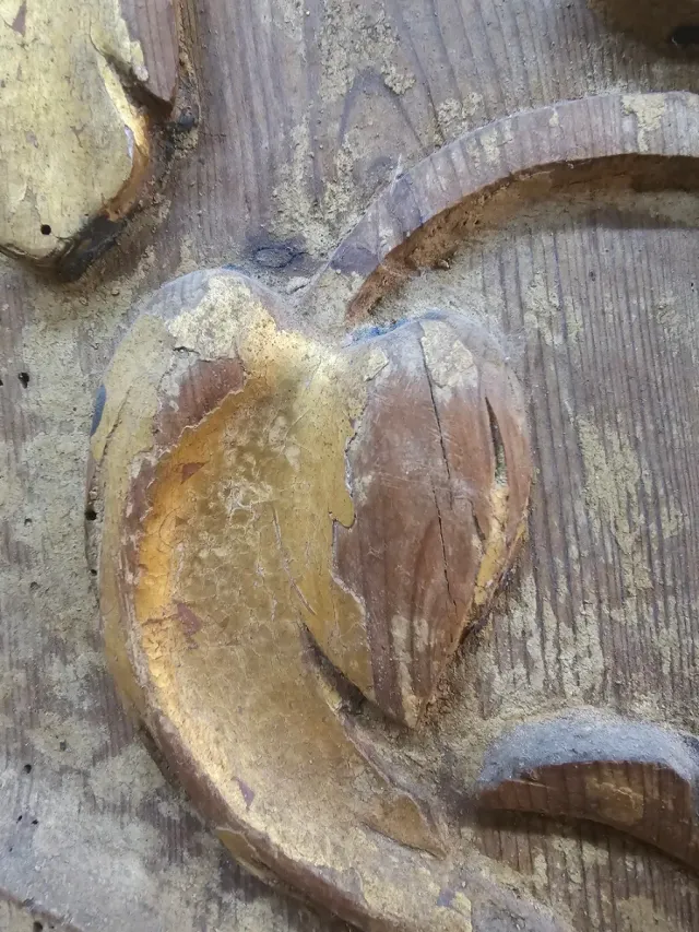 Retablo de madera tallada