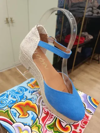 Alpargatas de piel azul klein