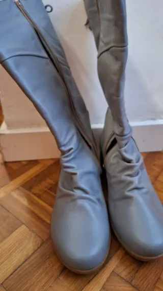 Botas altas grises de piel