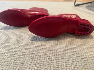 Botas de agua rojas con lazo rosa. Preciosas!