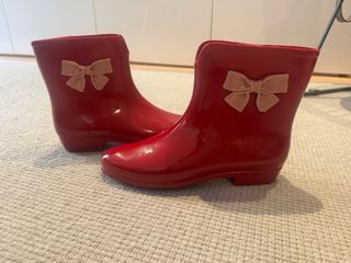 Botas de agua rojas con lazo rosa. Preciosas!