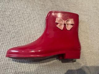 Botas de agua rojas con lazo rosa. Preciosas!