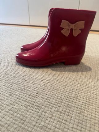Botas de agua rojas con lazo rosa. Preciosas!