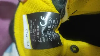 Botas de seguridad negras y amarillas