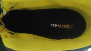 Botas de seguridad negras y amarillas