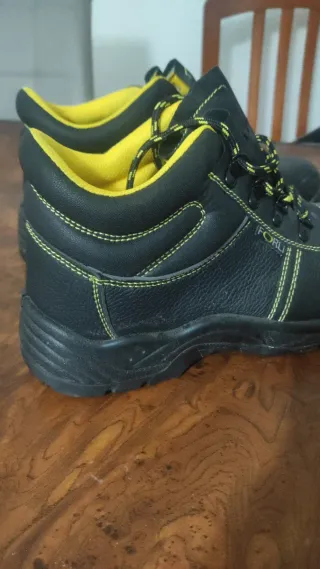 Botas de seguridad negras y amarillas