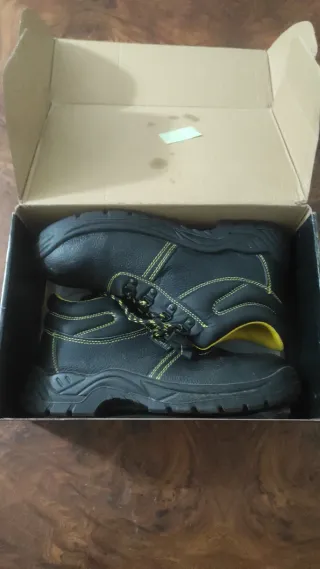 Botas de seguridad negras y amarillas