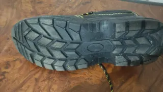 Botas de seguridad negras y amarillas