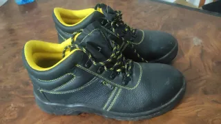 Botas de seguridad negras y amarillas