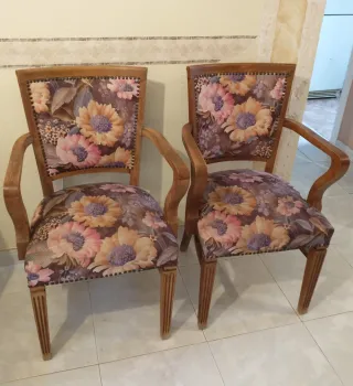 2 Sillas de madera con reposabrazos y tapizadas