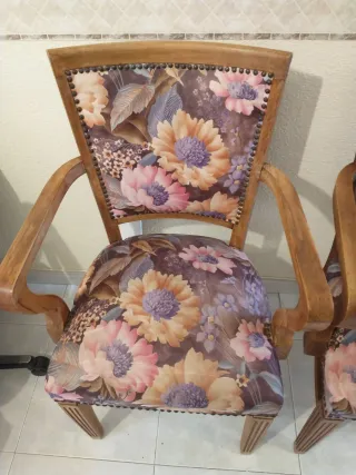 2 Sillas de madera con reposabrazos y tapizadas