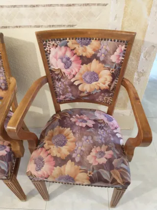 2 Sillas de madera con reposabrazos y tapizadas