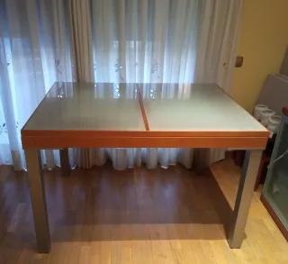 Mesa de comedor extensible(1.80) cristal y metal.