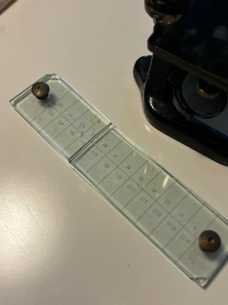 Microscopio antiguo con caja