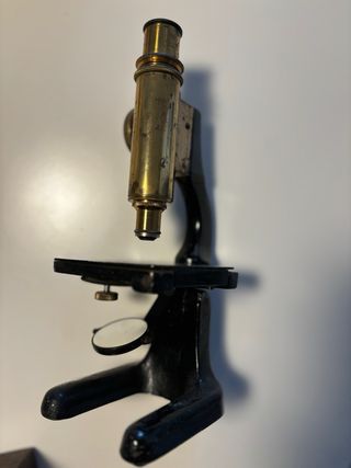 Microscopio antiguo con caja