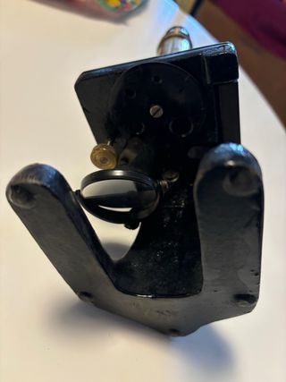 Microscopio antiguo con caja