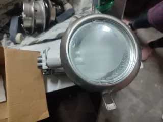 Foco de luz plateado y blanco