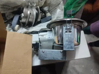 Foco de luz plateado y blanco