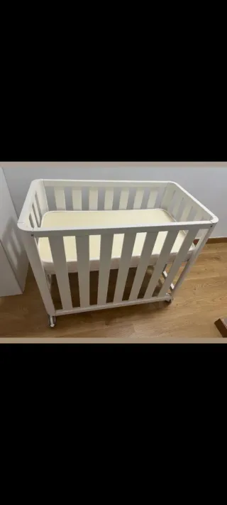 Minicuna blanca con colchón