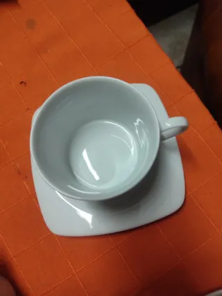 Tazas y platos de café