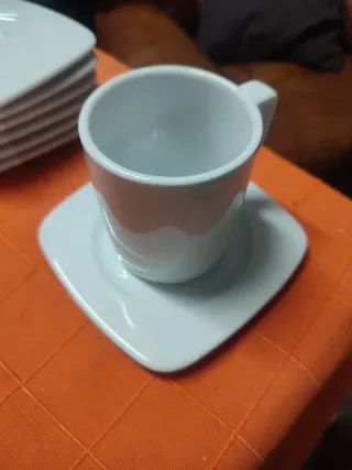 Tazas y platos de café