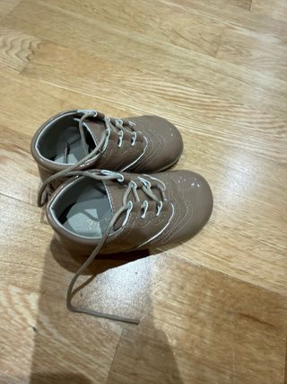 Botas charol bebé marrón de pisamonas