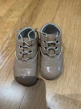 Botas charol bebé marrón de pisamonas