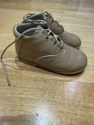 Botas charol bebé marrón de pisamonas