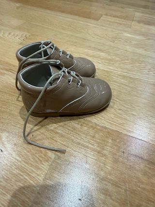 Botas charol bebé marrón de pisamonas