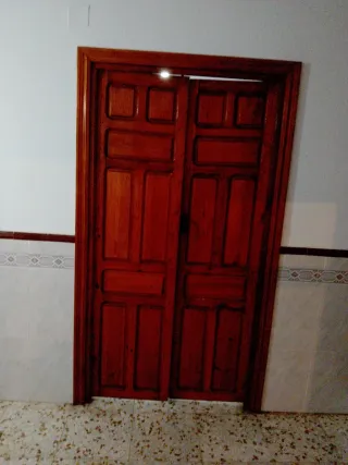 Puertas madera maciza de pino.