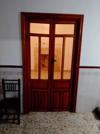 Puertas madera maciza de pino.