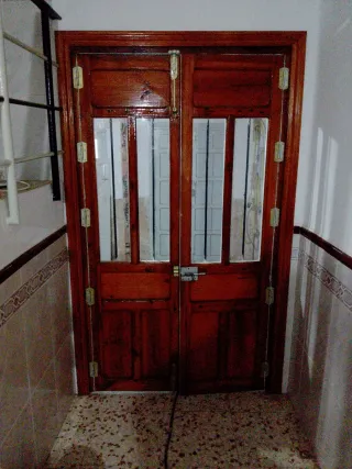 Puertas madera maciza de pino.