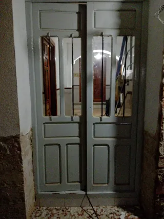 Puertas madera maciza de pino.