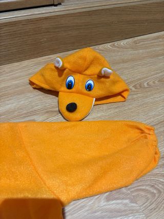 Disfraz naranja de animal con capucha