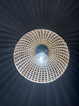 Lámpara de techo de bambú y madera