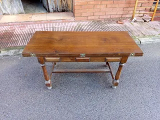 Mesa de nogal antigua extensible