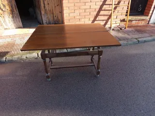 Mesa de nogal antigua extensible