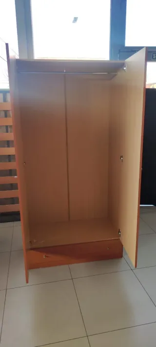 Armario de madera marrón