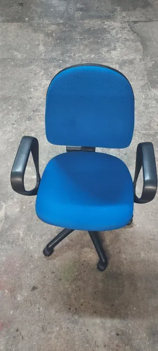 Silla de oficina azul ajustable