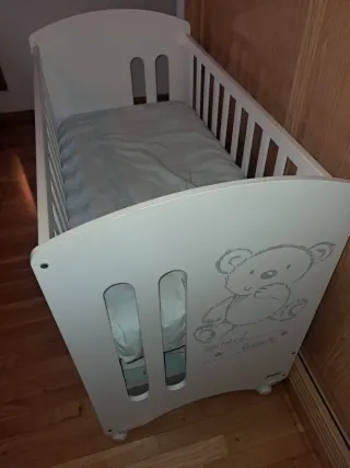 Cuna de bebé blanca