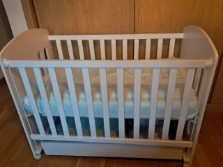 Cuna de bebé blanca