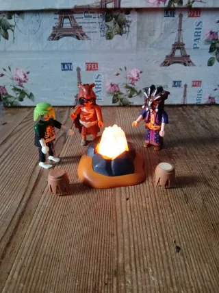 Figuras Playmobil con hoguera.