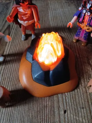 Figuras Playmobil con hoguera.