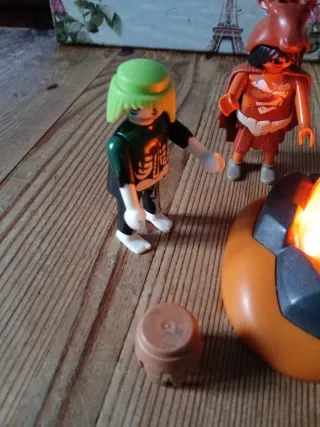 Figuras Playmobil con hoguera.