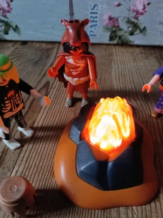 Figuras Playmobil con hoguera.