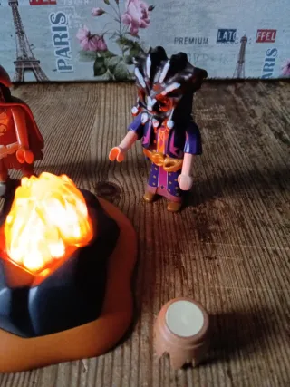 Figuras Playmobil con hoguera.