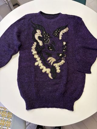 Maglione artigianale viola con dettagli oro