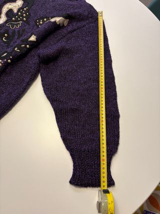 Maglione artigianale viola con dettagli oro