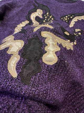 Maglione artigianale viola con dettagli oro